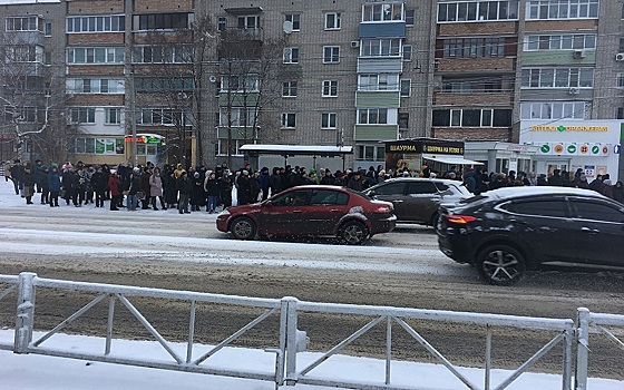 В Рязани из-за пробок 6 марта на остановке в Кальном собрались десятки людей