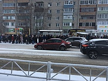 В Рязани из-за пробок 6 марта на остановке в Кальном собрались десятки людей