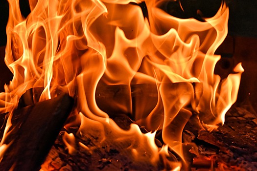 Пожарные спасли девять человек во время тушения возгорания на улице Яблочкова