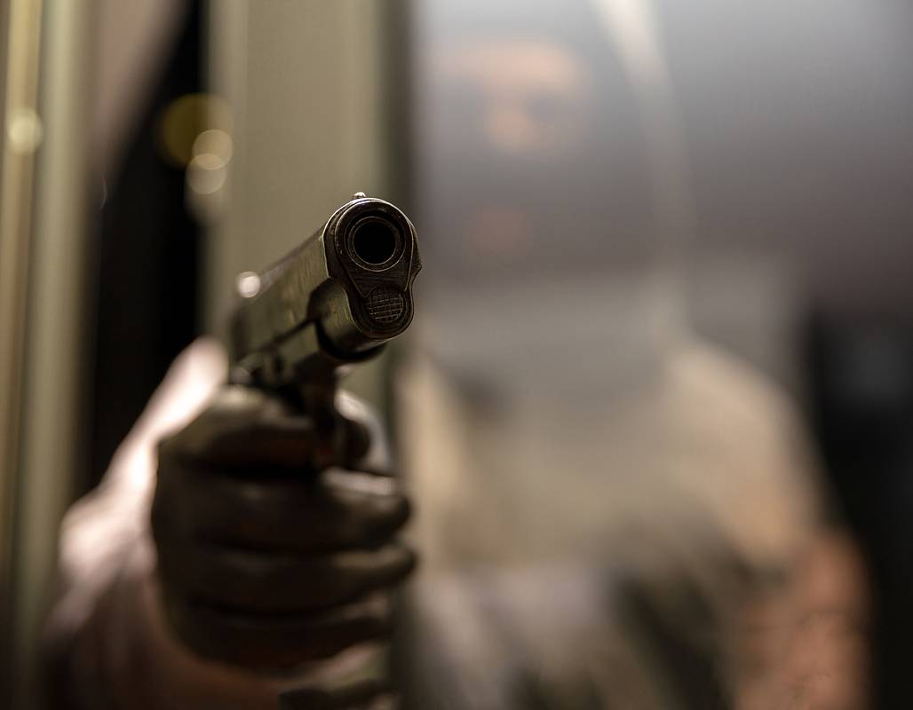 В Петербурге пятеро мужчин открыли стрельбу по прохожим