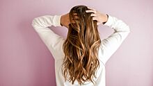 Трихолог назвала три фактора, провоцирующие выпадение волос