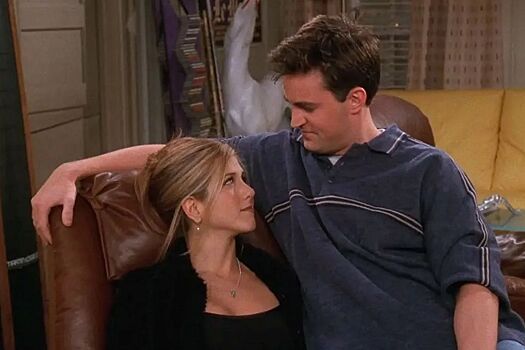 Дженнифер Энистон опубликовала фото с Мэттью Перри в годовщину его смерти