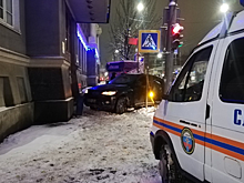 После столкновения с «Приорой» BMW едва не протаранила саратовский Главпочтамт