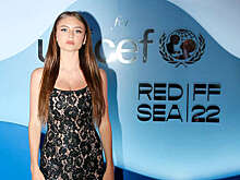 18-летняя дочь Хайди Клум в кружевном платье на бретелях посетила гала-ужин на острове Капри