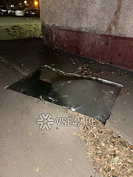 Куски крыш рухнули на тротуары в Кемерове во время сильного ветра