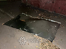 Куски крыш рухнули на тротуары в Кемерове во время сильного ветра