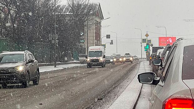 Новый день — новые пробки. Петербуржцы застряли на дорогах из-за некачественной уборки снега