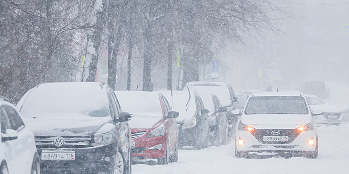 Снегопады в Поволжье: на трассах образовались заторы, в школах отменили занятия
