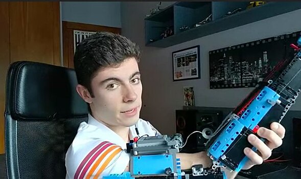 Талантливый 19-летний инженер создал собственный протез из Lego