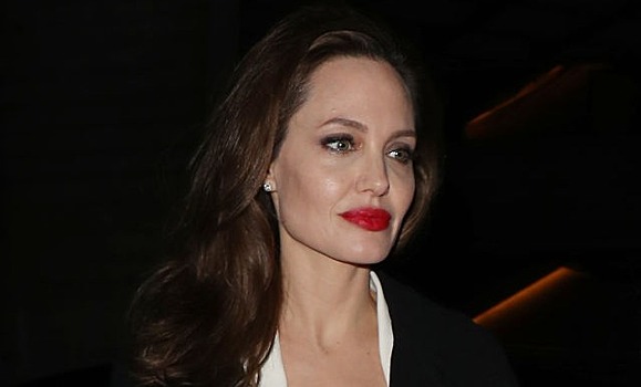 Джоли показала живот в расстегнутой блузке