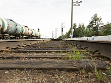 В Ноябрьске пассажир поезда упал на железнодорожные пути и получил травму головы