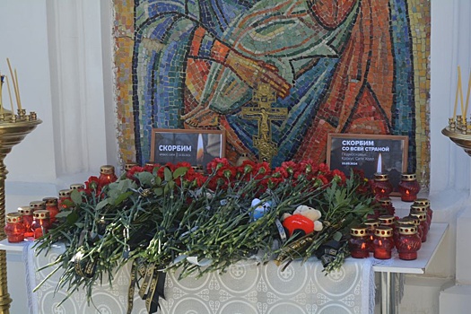 Саратовцы несут цветы к мемориалу жертвам теракта в "Крокус Сити Холле"