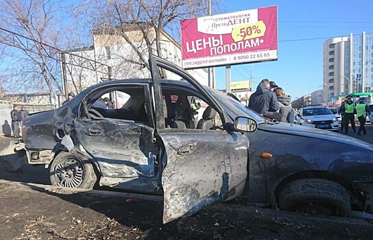 В Екатеринбурге людей после жуткой аварии у автовокзала вырезали из машин