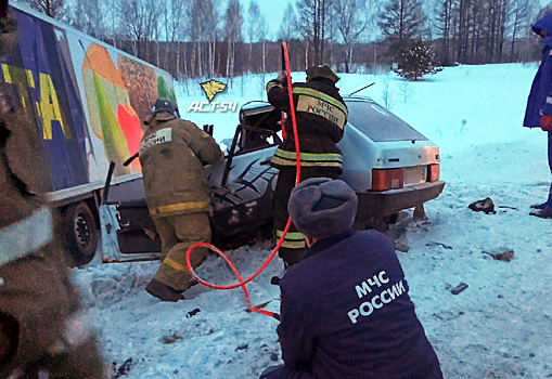 Два человека погибли в ДТП с грузовиком под Новосибирском