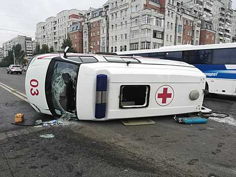 Скорая помощь с беременной женщиной на борту попала в ДТП