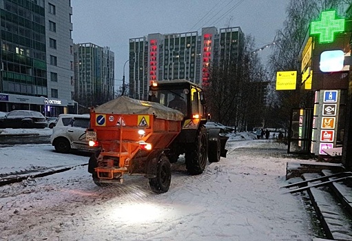 В Ижевске более 40 единиц техники вывели на уборку снега