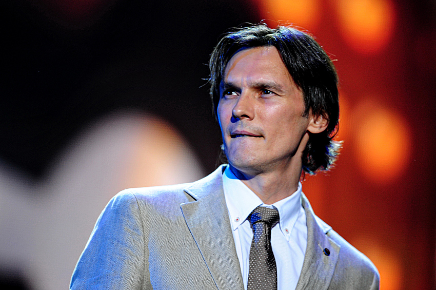 Влад Сташевский во время выступления на юбилейном вечере актера Александра Домогарова в «Крокус Сити Холле», 2013