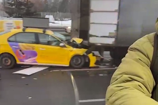 Последствия смертельного ДТП с участием такси в Москве попали на видео