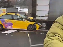 Последствия смертельного ДТП с участием такси в Москве попали на видео