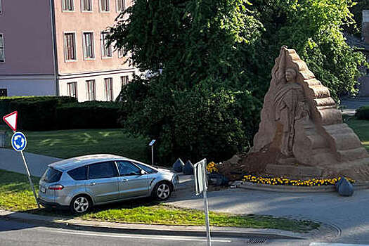 Sputnik: нетрезвый эстонец пробил на машине статую с головой Зеленского