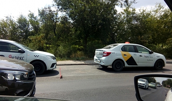 На юге Волгограда столкнулись два автомобиля такси