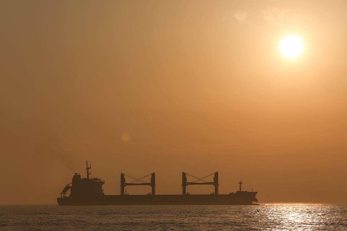 Повреждённый российский газовоз решили отбуксировать в Ливию