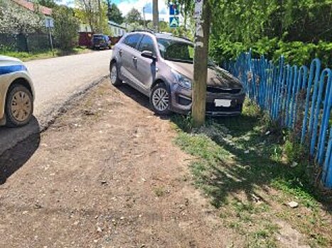 В Башкирии водителя придавил к столбу собственный автомобиль