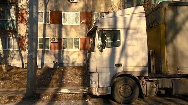На улице Рахманинова женщина потеряла покой из-за фур под окном