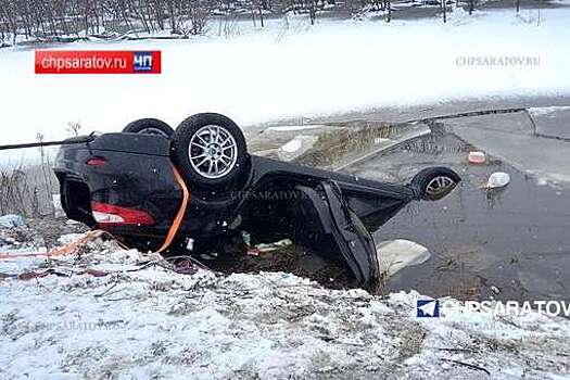 Мать и сын погибли после вылета автомобиля в воду в Саратовской области