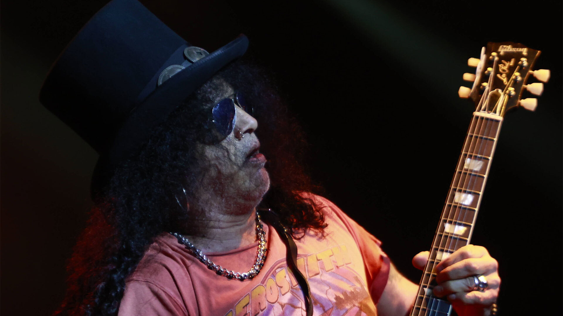 Гитарист Guns N' Roses Слэш рассказал, что не рад появлению ИИ