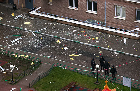 Беспилотник попал в многоэтажный дом в Волгограде