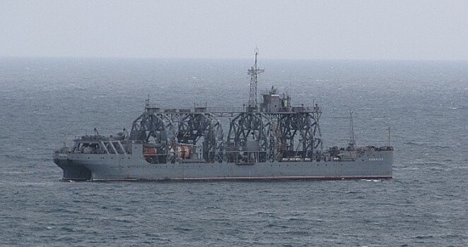 Спасательное судно «Коммуна» выполняет спуск аппарата АС-28