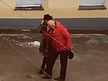 Глыба льда упала на пешехода в Калуге