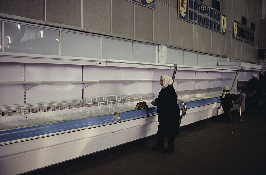 1990. Пустой продуктовый магазин