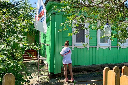 Молодогвардейцы в подмосковном Волоколамске покрасили дом ветерана ВОВ