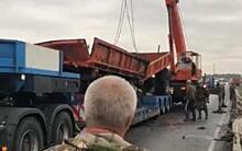 Многотонный грузовик опрокинулся с моста в Курской области