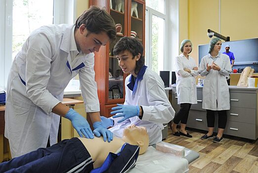 Школьники из Куркина осваивают профессию врачей в детской больнице