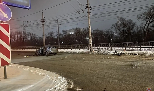 В Волгограде 19-летняя девушка врезалась на иномарке в столб