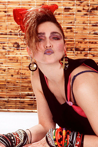 Темный карандаш для губ. Аккуратный контур губ а-ля Мэрилин Монро добавит образу привлекательности. Но контрастный карандаш для губ, как у Мадонны образца начала 80-х, — это некрасиво даже сейчас, когда установилась мода на 80-е и 90-е.