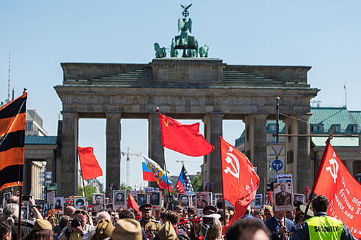 Посольство России потребовало отменить запрет на символику Дня Победы в Берлине