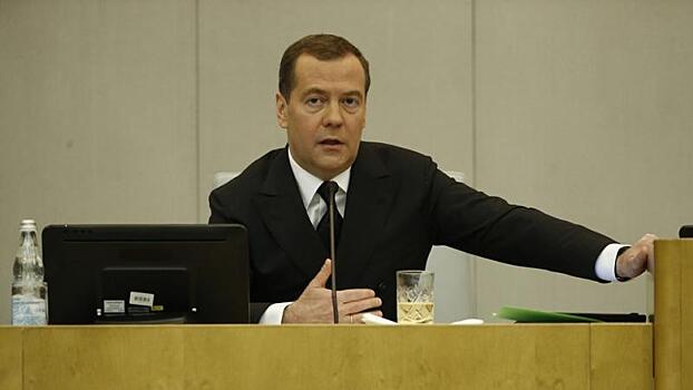 Медведев поручил создать на федеральных трассах службу аварийных комиссаров