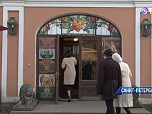 В Петербурге 100-летию революции посвятили "красное" дефиле в Петропавловской крепости