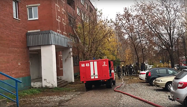 В Ижевске пожарные спасли семь человек, которые не могли выбраться из задымленного здания