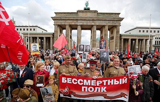 Полиция и провокаторы вмешались в шествие «Бессмертного полка» в Берлине