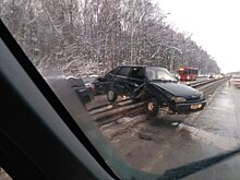 Загадочная авария под Казанью: автомобиль повис на отбойнике