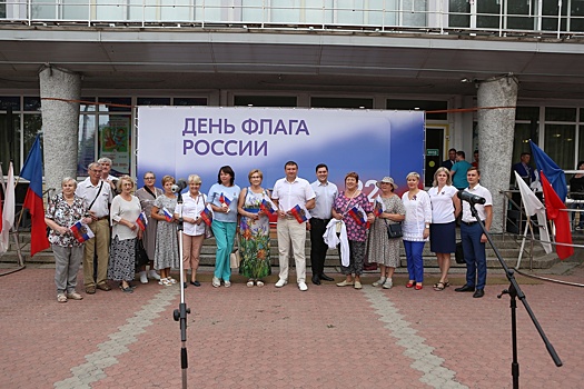 В городе Раменский представители власти поздравили жителей с Днем флага