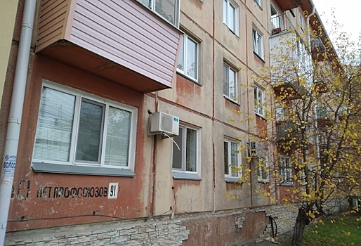 Жители омской многоэтажки в Нефтяниках мерзнут в квартирах и не могут дождаться замены старых сетей