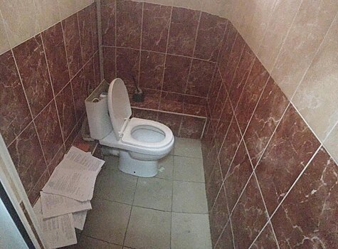 В Прикубанском районном суде вместо туалетной бумаги используют иски и протоколы