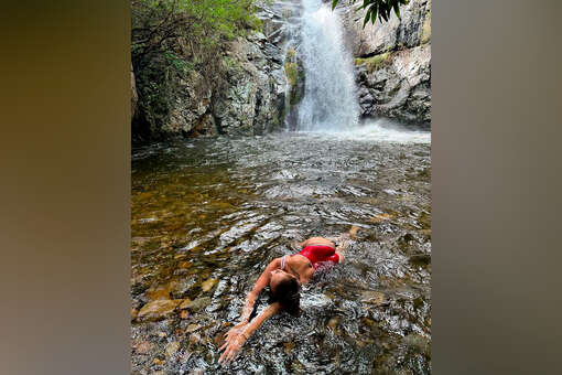 Ольга Бузова в красном монокини искупалась в водопаде в Африке