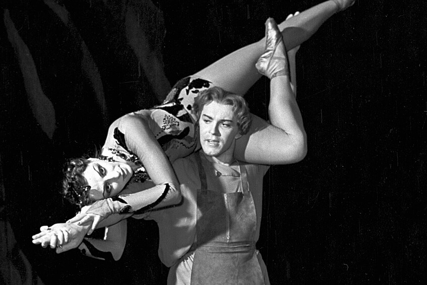 Народные артисты СССР Майя Плисецкая — Хозяйка медной горы и Николай Фадеечев — Данила в балете Сергея Прокофьева «Каменный цветок», 1 февраля 1959 года